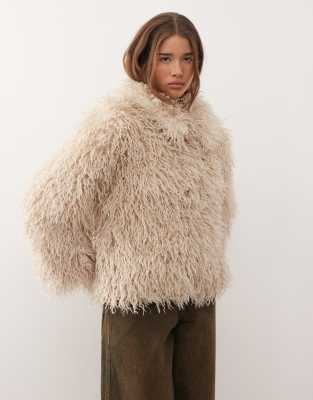 Reclaimed Vintage - Jacke aus mongolischem Kunstfell in Weiß