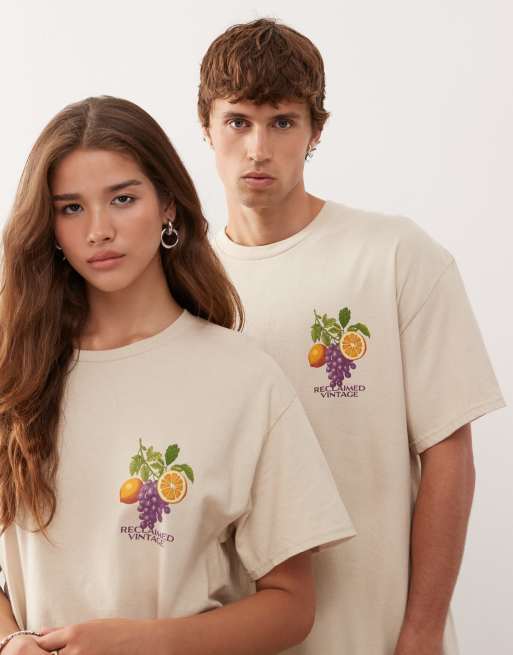 Reclaimed Vintage – Jasnobeżowy T-shirt unisex o fasonie oversize z grafiką z owocami