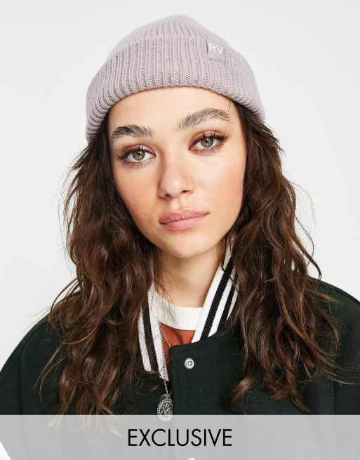 Reclaimed Vintage – Jasnofioletowa czapka beanie z dzianiny o splocie angielskim z logo 