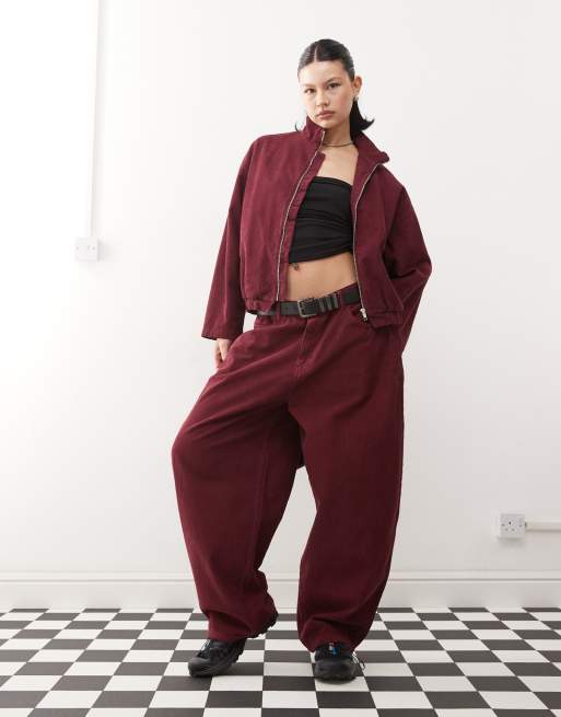 Reclaimed Vintage - Jeans a cilindro in velluto a coste bordeaux in coordinato