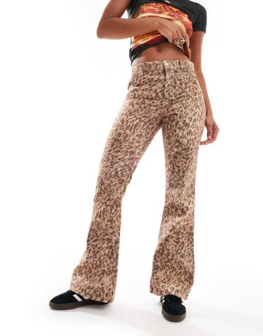 Reclaimed Vintage - Jeans a zampa stile western con stampa leopardata