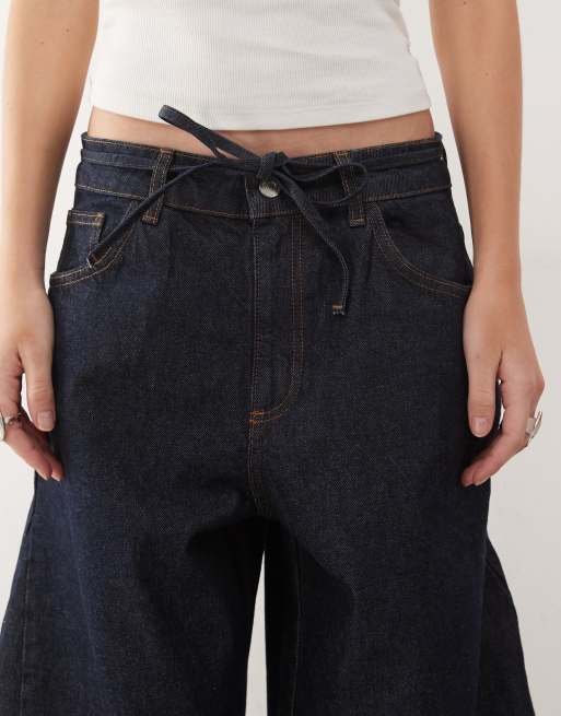 Reclaimed Vintage - Jeans ampi in denim indaco con laccetti in coordinato, 5 di 5