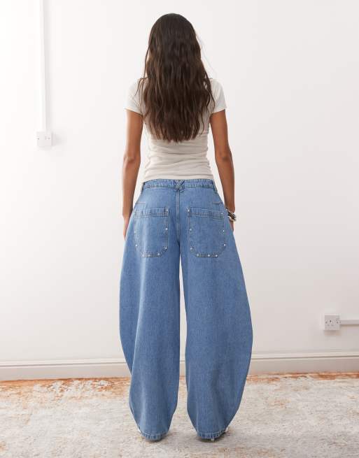 Reclaimed Vintage - Jeans bombati lavaggio blu medio con borchie, 3 di 5