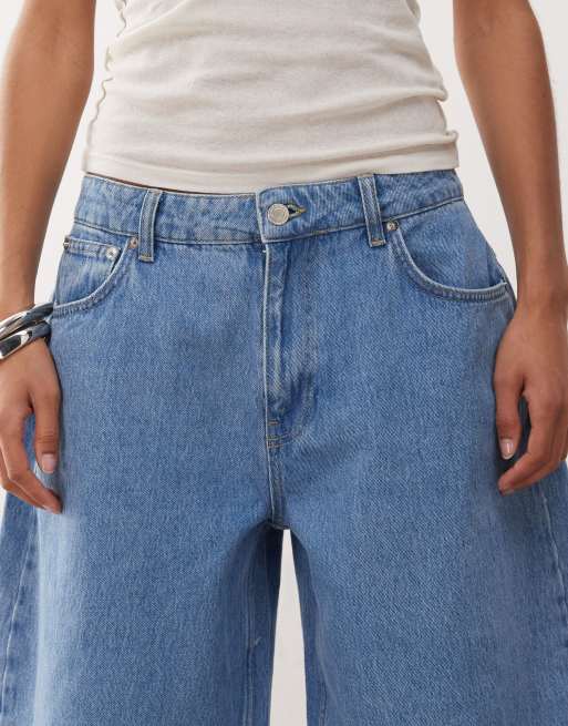 Reclaimed Vintage - Jeans bombati lavaggio blu medio con borchie, 4 di 5