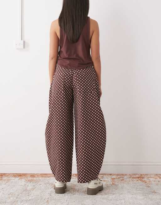 Reclaimed Vintage - Jeans bombati marroni con stampa a pois, 2 di 5