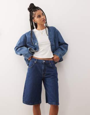 Reclaimed Vintage - Jeans-Jorts in mittelblauer Waschung