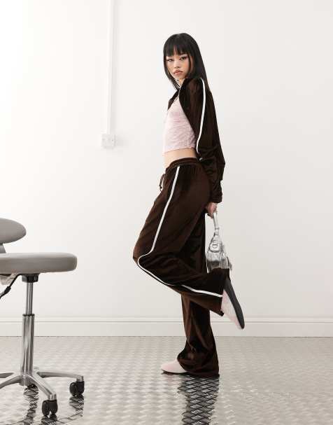 Reclaimed Vintage - Joggingbroek van velours met wijde pijpen en zijstreep in chocoladebruin, deel van co-ord set - view 1