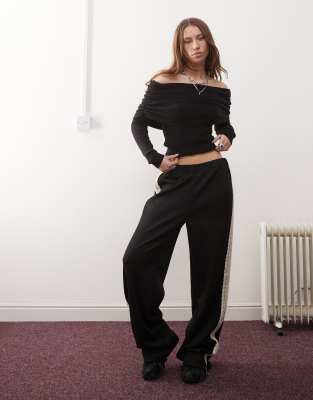 Reclaimed Vintage - Jogginghose aus neoprenartigem Material in Schwarz mit Spitzeneinsatz
