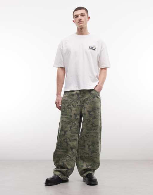 Reclaimed Vintage – Kamouflagemönstrade, baggy jeans med vida ben