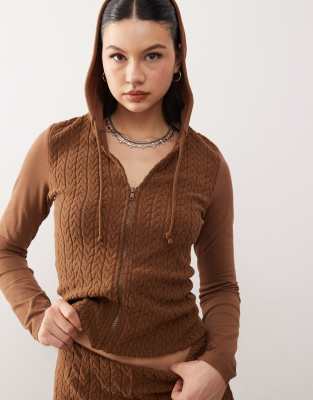 Reclaimed Vintage - Kapuzenpullover in Braun mit Zopfmuster, Kombiteil