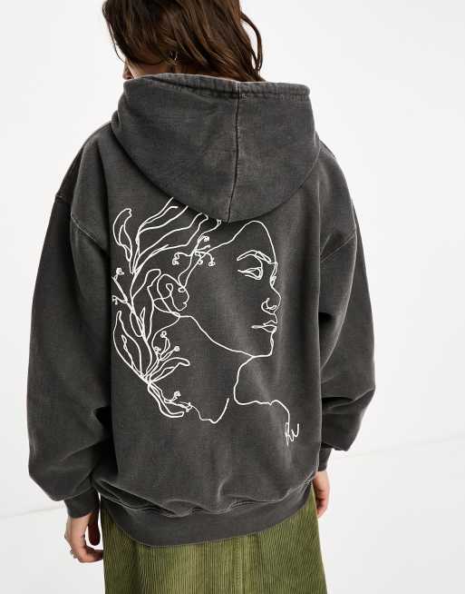 Reclaimed Vintage – Kapuzenpullover in verwaschenem Anthrazit mit Gesichts-Print in skizzierter Optik