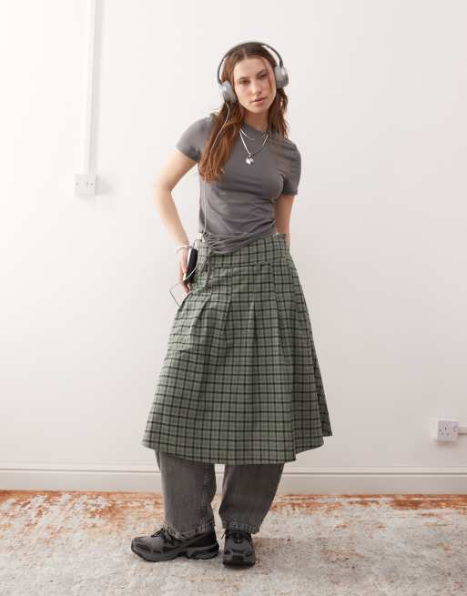 Reclaimed Vintage – Karierter Midi-Faltenrock im Kilt-Design