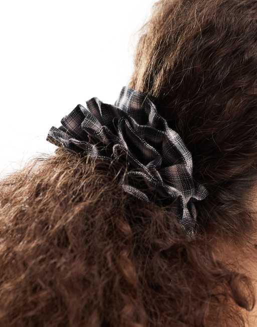Reclaimed Vintage – Karierter Scrunchie-Haargummi in Rosa und Schwarz, Kombiteil, 4 von 4