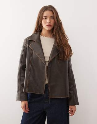 Reclaimed Vintage - Kastige Motorradjacke aus Kunstleder in Schokobraun-Brown