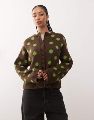 Reclaimed Vintage - Kastige Strickjacke in Braun mit grünen Polka Dots-Brown