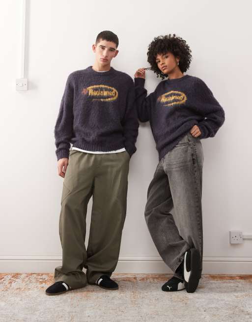 Reclaimed Vintage – Kastiger, angerauter Unisex-Strickpullover in Marineblau mit Rundhalsausschnitt und Logo