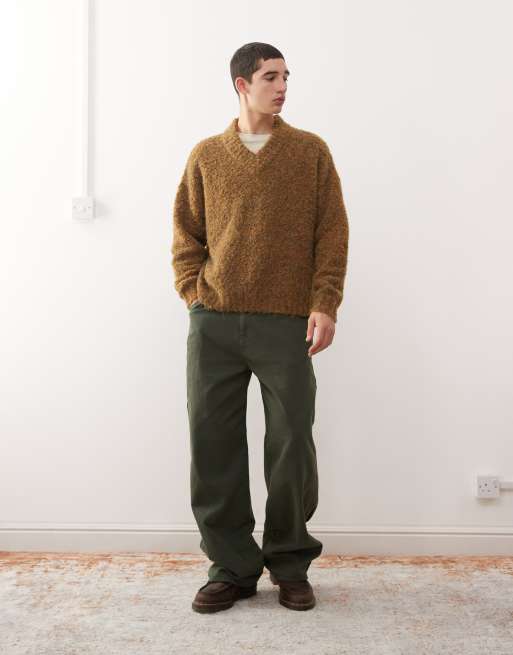 Reclaimed Vintage – Kastiger Pullover aus Bouclé in Khaki mit V-Ausschnitt, 2 von 5