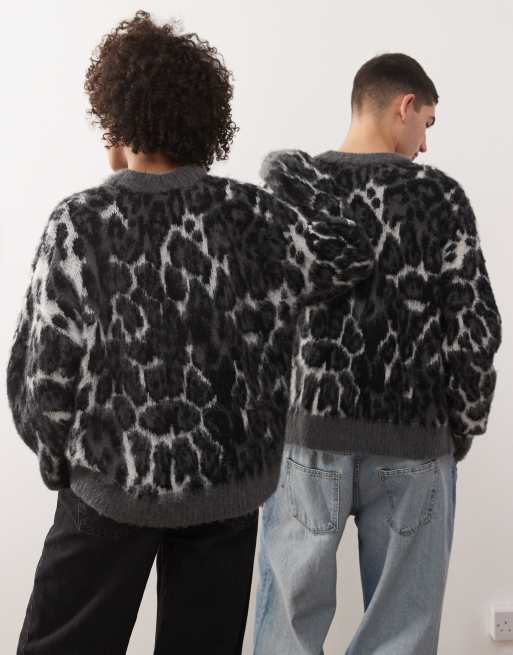 Reclaimed Vintage – Kastiger Unisex-Pullover in Grau mit Rundhalsausschnitt und Leopardenmuster, 4 von 4