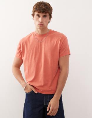Reclaimed Vintage - Kastiges Cropped-T-Shirt in verwaschenem Rot-Grau