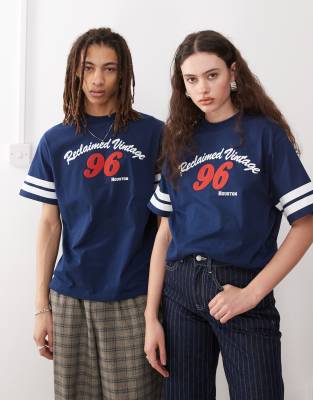 Reclaimed Vintage - Kastiges Cropped Unisex-T-Shirt in Marineblau mit College-Grafikprint und schmalem Schnitt