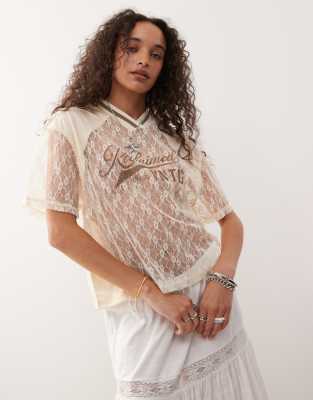 Reclaimed Vintage - Kastiges T-Shirt aus Airtex und Spitze in Cremeweiß