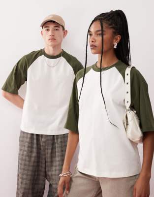 Reclaimed Vintage - Kastiges Unisex-T-Shirt in gebrochenem Weiß mit schmalem, kurzem Schnitt und Raglanärmeln