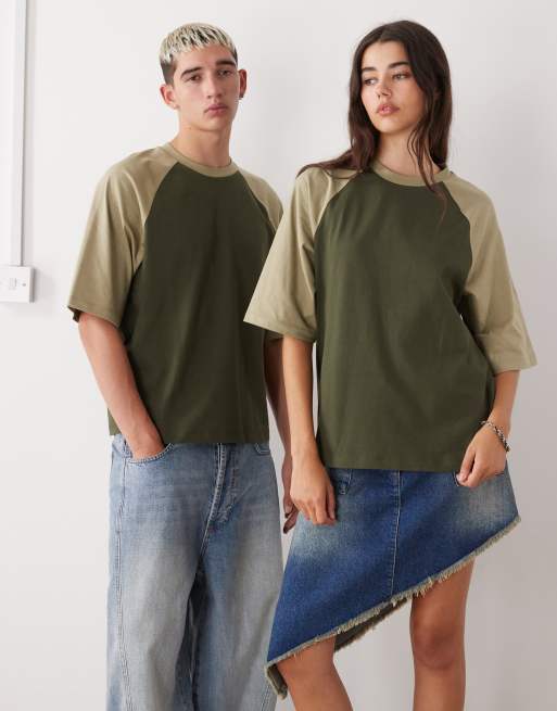 Reclaimed Vintage – Kastiges Unisex-T-Shirt in Khaki und Olivgrün mit Raglanärmeln und schmalem Cropped-Schnitt