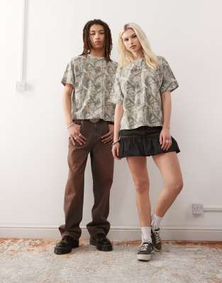 Reclaimed Vintage - Kastiges Unisex-T-Shirt mit Military-Muster-Grün