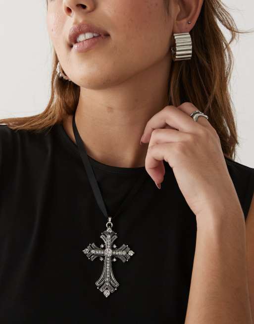 Reclaimed Vintage - Ketting met oversized diamanten kruis aan zwart lint
