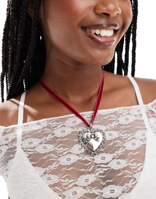 Reclaimed Vintage - Ketting van fluweel in rood met oversized harthanger
