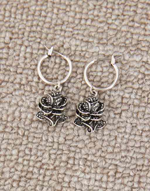 Reclaimed Vintage – Kleine Unisex-Creolen in brüniertem Silber mit Rosenanhänger