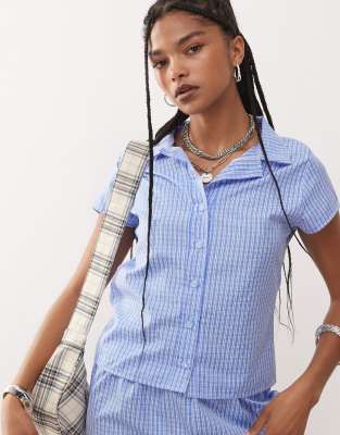 Reclaimed Vintage - Knapp geschnittene Hemdbluse in kariertem Blau mit Kappärmeln, Kombiteil