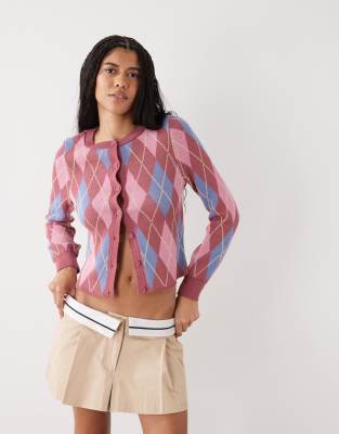 Reclaimed Vintage - Knapp geschnittene Strickjacke in Rosa mit Rautenmuster