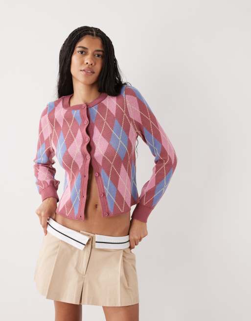 Reclaimed Vintage – Knapp geschnittene Strickjacke in Rosa mit Rautenmuster