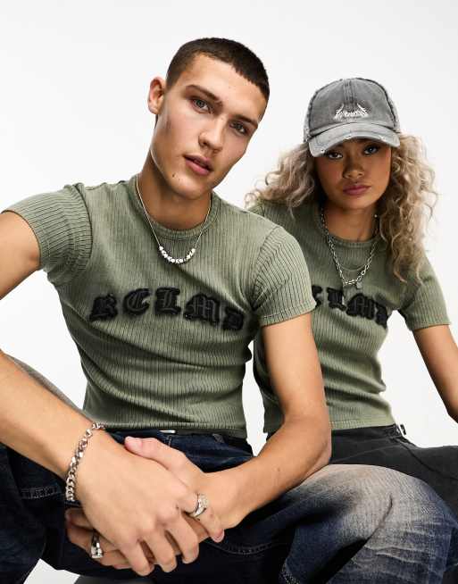 Reclaimed Vintage – Knapp geschnittenes, geripptes Unisex-T-Shirt in verwaschenem Khaki mit Applikation