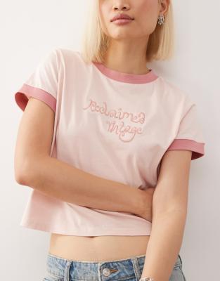 Reclaimed Vintage - Knapp geschnittenes Ringer-T-Shirt in Babyrosa mit gesticktem Branding