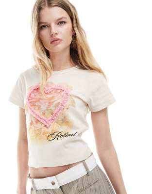 Reclaimed Vintage - Knapp geschnittenes T-Shirt aus Mesh in Beige mit Blumenprint und gerafftem Herz-Rosa