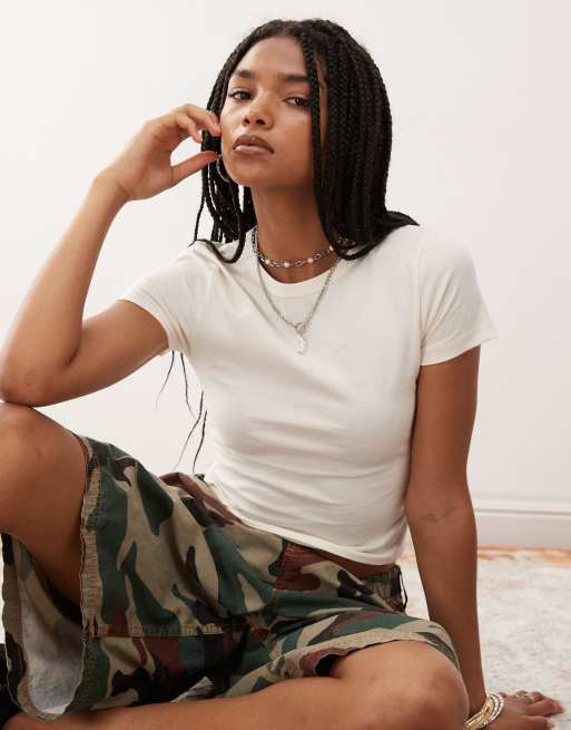 Reclaimed Vintage – Knapp geschnittenes T-Shirt in Buttermilchgelb