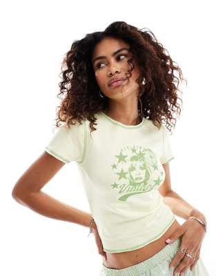 Reclaimed Vintage - Knapp geschnittenes T-Shirt in Gelb mit Stern- und Disco-Print