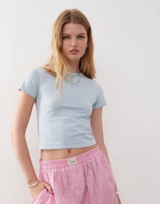 Reclaimed Vintage - Knapp geschnittenes T-Shirt in Puderblau