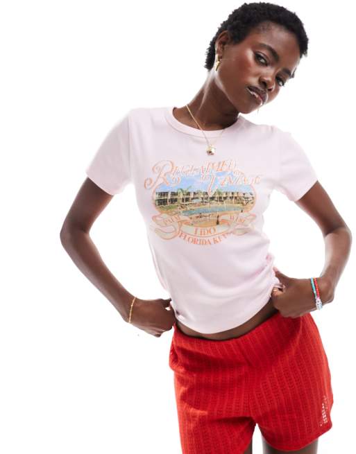 Reclaimed Vintage – Knapp geschnittenes T-Shirt in Rosa mit Holiday-Print und Strassverzierung