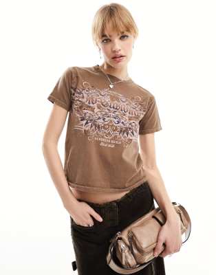 Reclaimed Vintage - Knapp geschnittenes T-Shirt in verwaschenem Braun mit „Americana"-Grafikprint-Brown