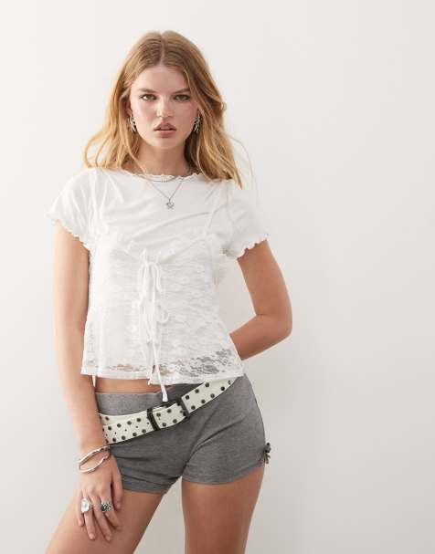 Reclaimed Vintage – Knapp geschnittenes T-Shirt in Weiß mit Camisole-Lage aus Spitze - view 1