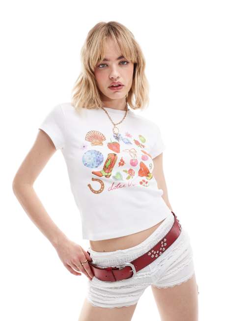 Reclaimed Vintage – Knapp geschnittenes T-Shirt in Weiß mit Cowboy-Grafikprints
