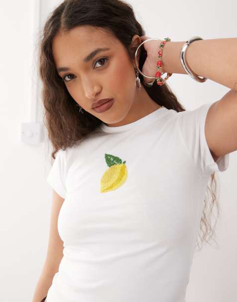 Reclaimed Vintage – Knapp geschnittenes T-Shirt in Weiß mit perlenbesetztem Zitronen-Motiv - view 1