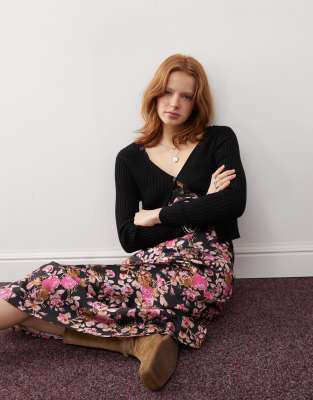 Reclaimed Vintage – Knappe, gerippte Strickjacke im 90er-Stil in Schwarz