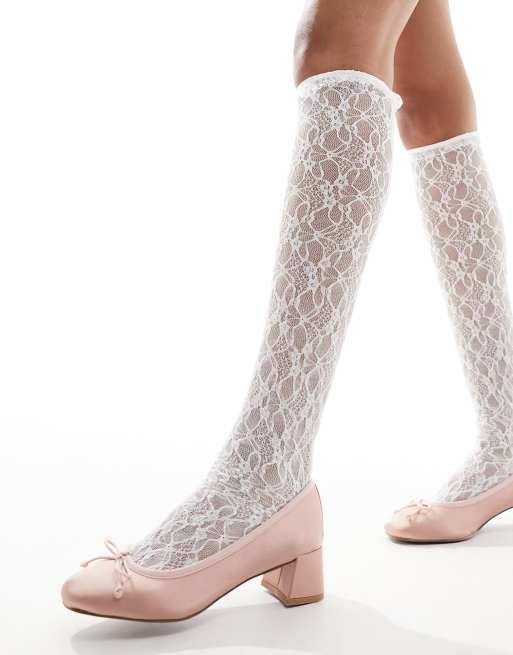Reclaimed Vintage – Kniehohe Socken aus Spitze in Weiß 