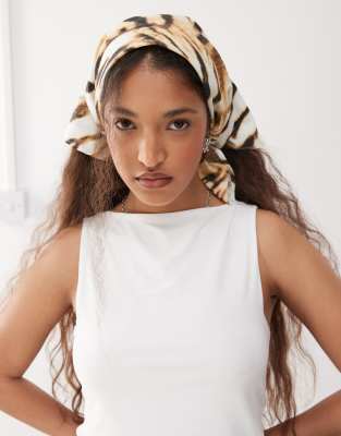 Reclaimed Vintage - Kopftuch aus Satin mit Tigerprint-Bunt