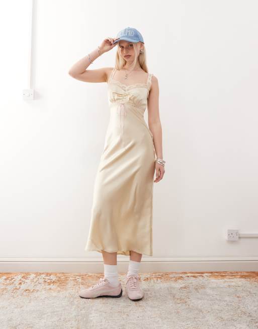 Reclaimed Vintage – Kremowa sukienka maxi na ramiączkach z kontrastowym różowym wykończeniem