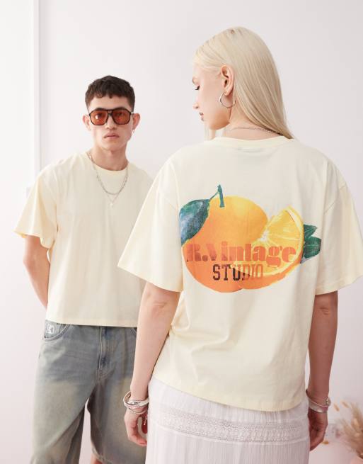 Reclaimed Vintage – Kremowożółty T-shirt unisex o pudełkowym kroju z grafiką owoców